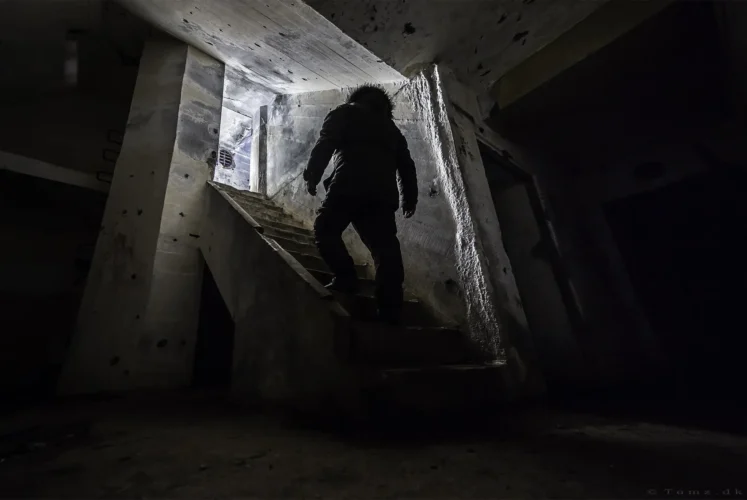 Dystopisk foto fra undergrundsanlægget ved Hanstholm Bunkermuseum med mørk og stemningsfuld atmosfære