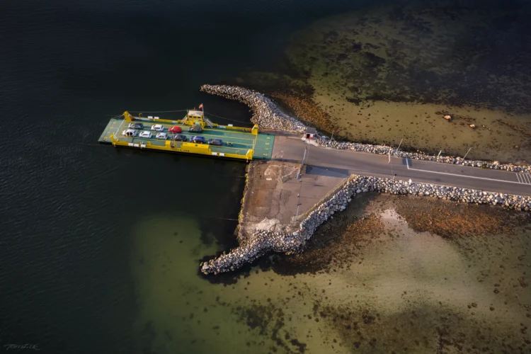 Kreativt dronefoto af Færgeforbindelsen Karen til og fra Orø – verden set fra et unikt perspektiv