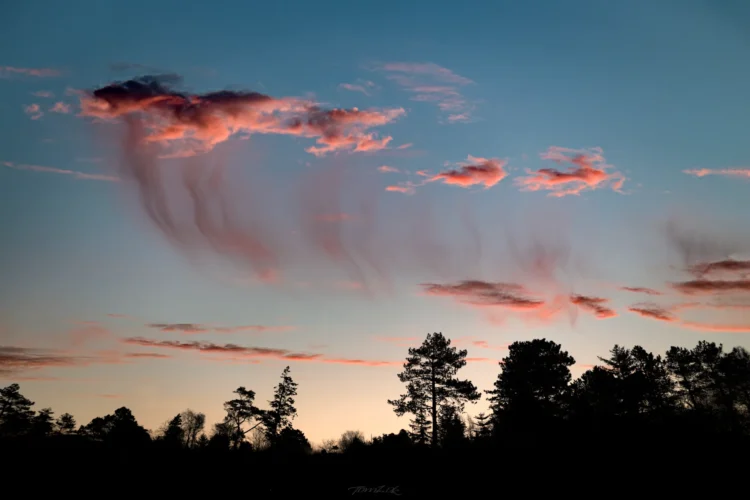 Kreativt fotografi af himlen, hvor farver og bevægelse skaber naturkunst – spændende skyformationer og dramatiske skyer