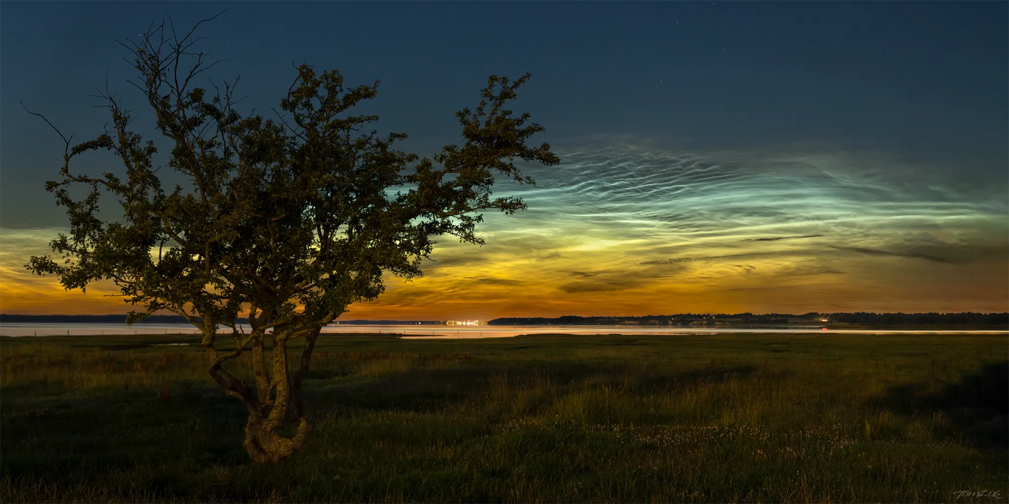 Nattehimlen i Danmark - Årstidens nattehimmel med Lysende Natskyer (NLC) over Roskilde Fjord 2024