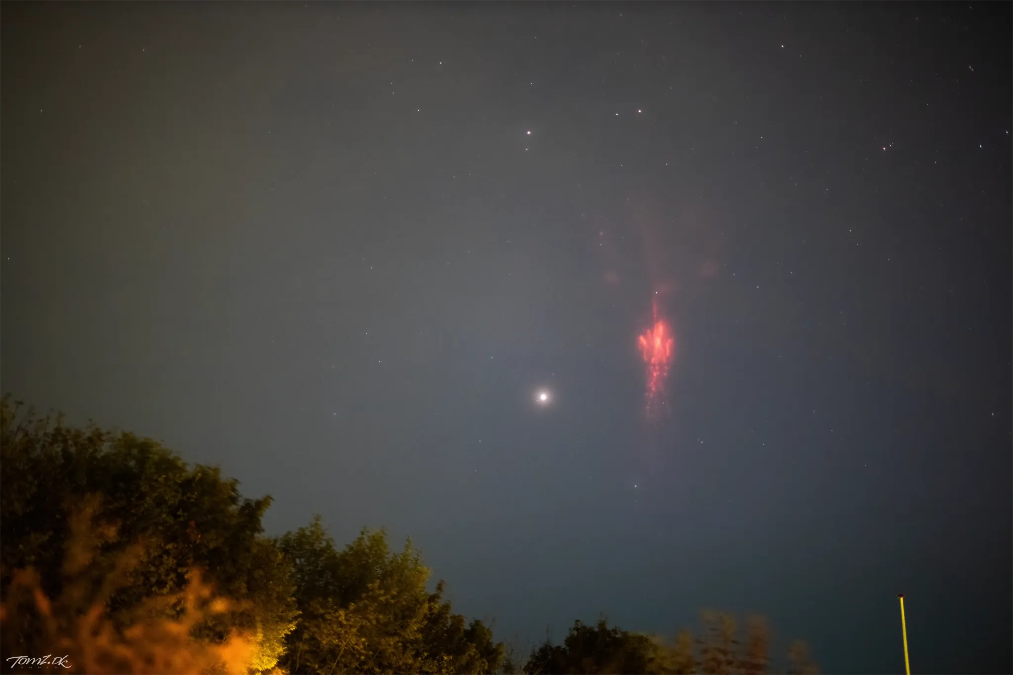 Nattehimlen i Danmark - Himmelfænomenet "Red Sprite" også kaldet "Rød Fe" Nu fotograferet for første gang over Danmark. Det yderst sjældne fænomen opstod under et kraftigt tordenvejr i Vestjylland den 13.08.2024