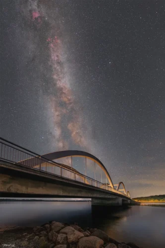 Nattehimlen og astrofoto af Munkholmbroen med Mælkevejen over nattehimlen
