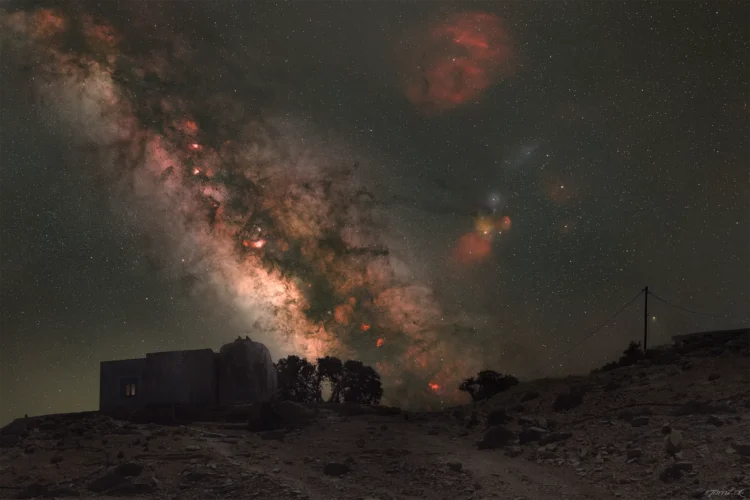 Mælkevejen strækker sig over et fredeligt landskab ved det Ægæiske Hav i Grækenland under en usædvanlig mørk nattehimmel