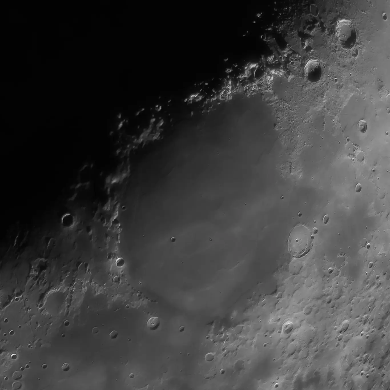 Nærbillede af Månens overflade fotograferet med et fuldspektrum-modificeret kamera og Astronomik infrarødt filter i 642-842 nanometer