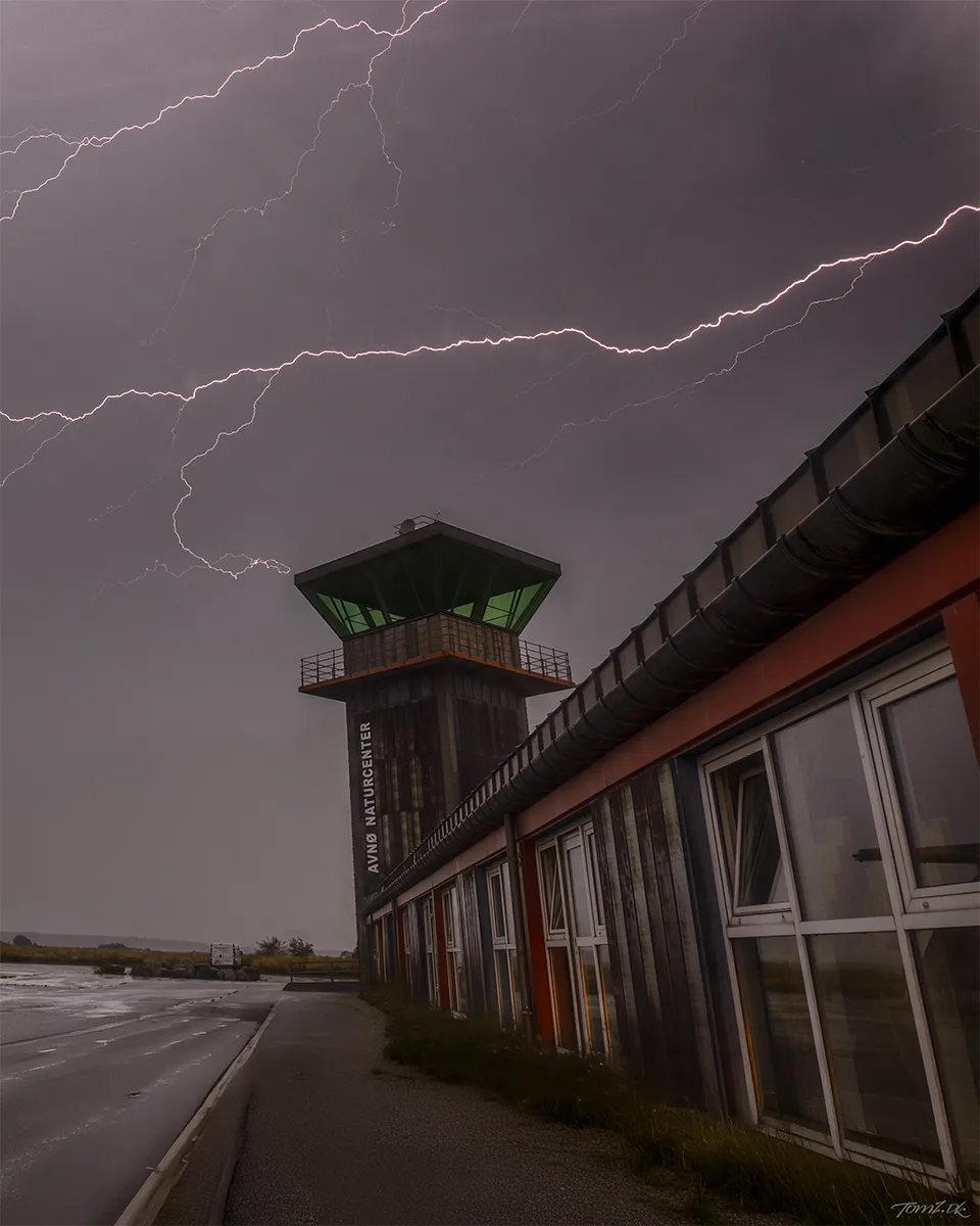 nyheder og opdateringer på TomzDK - kraftig-vejrfront-med-lyn-og-regn-over-avnoe-naturcenter-sydsjaelland-30-juli-2026