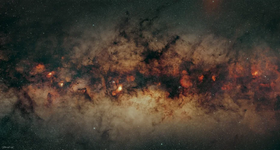 Deep Space-fotografi af Mælkevejen med Ørnetågen, Lagunetågen og Trifidtågen i retning mod vores galaktiske center