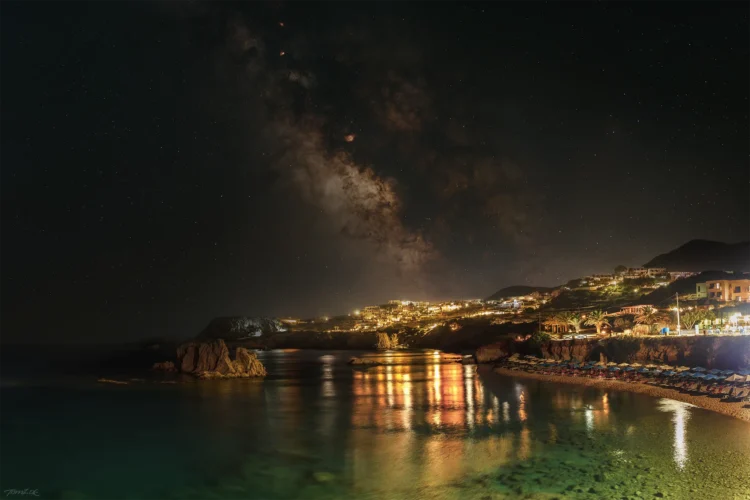 Mælkevejen over det sydlige Karpathos i panorama fotograferet under mørk og klar nattehimmel
