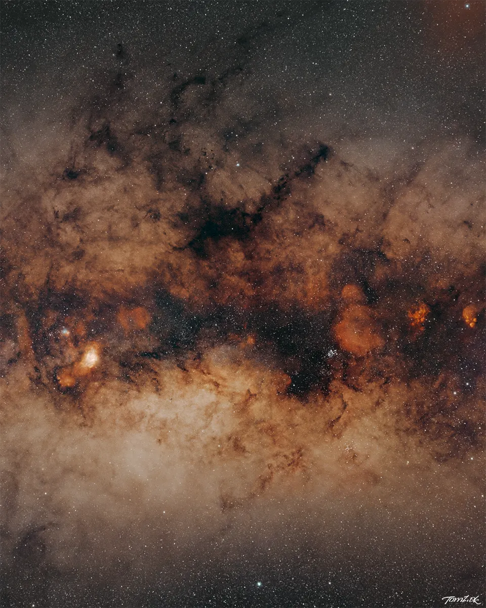 Nyheder og opdateringer på Tomz.dk – Deep Space i Mælkevejen og mod det galaktiske center med Ørnetågen, Lagunetågen og Trifidtågen fotograferet fra 35°N